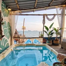 Aura Bluewave Beach House and Mini Beach Cafe, hotel in Tanjung Rhu