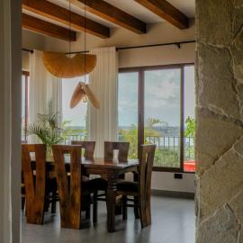 Stone Inspired Villa with an exquisite Lake View, hotel u gradu Mutungo