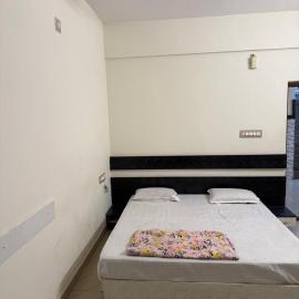 S G S LOADGING aND BOARDING, hotel sa Dod Ballāpur