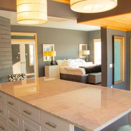 Modern, Waterfront Bungalow with Parking & Jacuzzi, 3 blocks to Beach, hotel u gradu Atlantik Siti