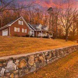 Countryside Retreat with Views! Red Clay Farmhouse, hotel in Cleveland