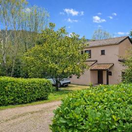 Maison climatisée avec piscine privée et jardin