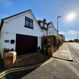 The Loft Retreat - Coastal Escape in the Heart of Meads, hotel in Old Town
