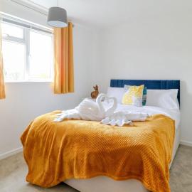 5 BR, 4 Bathroom House, Private Parking