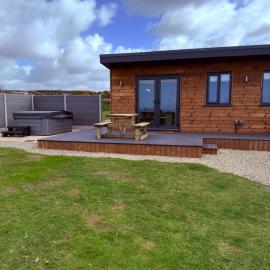 MAESLLAN CABINS - Can y Gwynt, hotel a Cross Inn