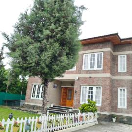Gulberg Cottage - Family & Couple Rooms Near Srinagar Airport