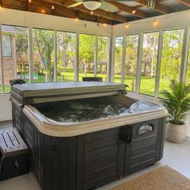 Lakefront Cabiin, Hot Tub, Private Lake Access, hotel v destinaci Karnack