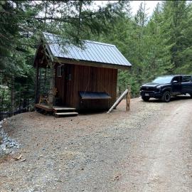 Scenic Off-Grid Campsite Overlooking Crystal Clear Lake in Sagle, Idaho, hotell i Sagle