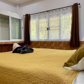 Spacious 1br White House, hotel in Ban Nok