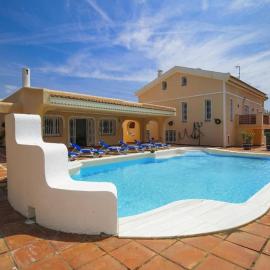 Spacious Private Villa with Pool in Salou، فندق في سالو