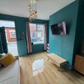 Altrincham House - 2BR - Sleeps 6 - WiFi - Parking