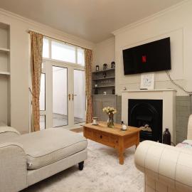 Spacious 4 Bedroom Home In Heart Of Bridgend - By EKLIVING PARTNERS Short Lets & Serviced Accommodation, hotel in Bridgend