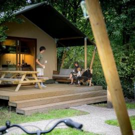 Urban gardens Ieper - Family Glampingtent, готель у місті Іпр