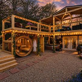 Lux Cabin with Sauna, Hot Tub & Rooftop Firepit, hotel u gradu 'South Bloomingville'