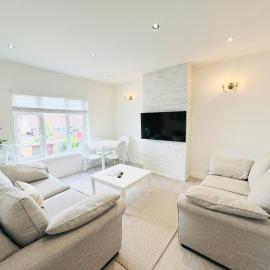 Bright 2-Bed Flat - 1 min to Enfield Lock Station