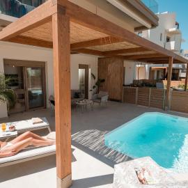 Casa Doma Luxury Suite with Seaview, Heated Pool and Private Parking