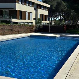 Sol, terraza y piscina en S Agaró