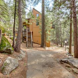 2 Mi to Dorabella Cove: Dog-Friendly Townhouse!, hotel a Shaver Lake