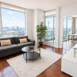 2 Bedroom Condo With City Views and Free Parking, Hotel in Toronto