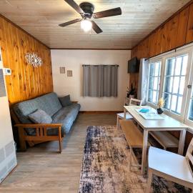 Cozy 2BR 1BA Cabin #6 Riverside Point Resort, hotel v destinaci Park Rapids