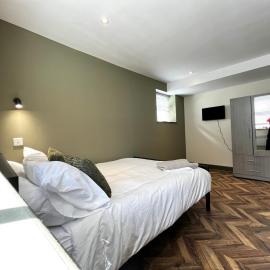 H02 Central Maidstone Ensuite Room, TV, Coffee facillites, 2 Shared Kitchens, Parking Options, Contractor Digs, Relocator, Flexible Stays