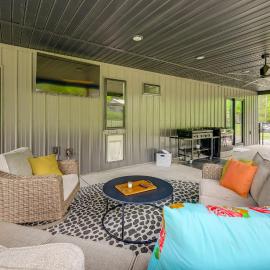 Modern-Style Home w/ Patio, Near Greers Ferry Lake, hotel in Heber Springs