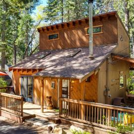 Dog-Friendly Cabin 3 Mi to Big Trees State Park!, hotel en Arnold