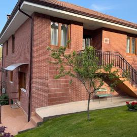 La CASA ROJA SOLARES, hotel a Solares