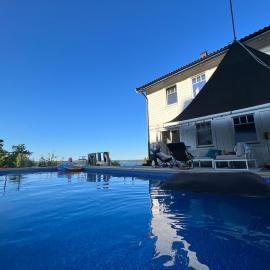Beautiful pool villa with stunning ocean view, hotell i Tyresö