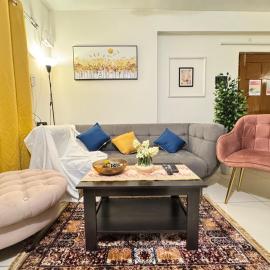 Chic 2BHK Cosy Escape - Near City Centre & IT Hubs, hotel in Hyderabad