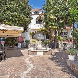 Bed and Breakfast H Pompeii Ruiins, hotel in Torre Annunziata
