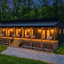 Viesnīca Hot Tub - King Suites - Outdoor Fireplace & Lounge pilsētā Wingina