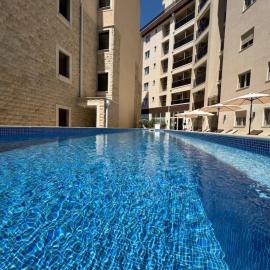Becici Chic 1BR Condo swimming pool long term, hotel sa Budva