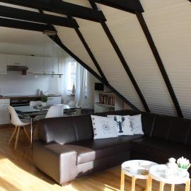 Moderne FeWo mit Balkon in ruhiger Lage