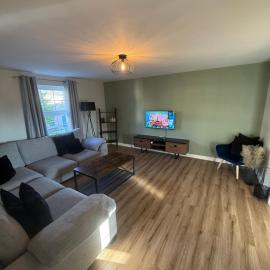 Cosy Family Home - Private Garden, Free Parking