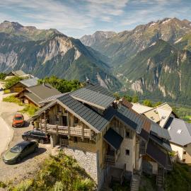 Chalet Le Perchoir, Spa, Sauna, sur les pistes, hotel in Villard-Reculas