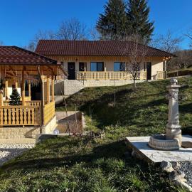 Casa de oaspeți La Familia Dorcea, hotel en Lăicăi