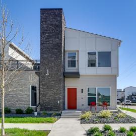 Rooftop Oasis: Downtown Des Moines Townhome, hotel in Des Moines