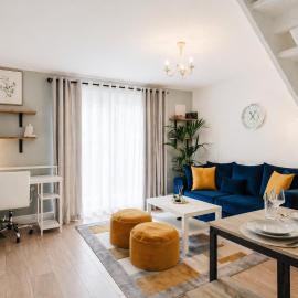 Modern 2 Bedroom House with Parking, Hotel in Manchester