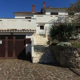 Apartments with parking space Njivice, Krk - 21856, hotel a Njivice