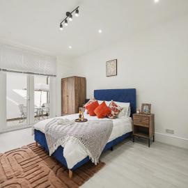 NEW Modern spacious flat next to Wembley Stadium with free Parking!, hotel di London