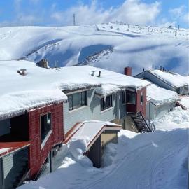 Viesnīca Hotham Ski Out 6 Person Max Studio with pool sauna and spa pilsētā Maunthothema