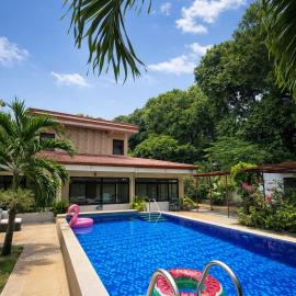 Spacious villa with pool, billiard, bbq & bonfire, hotell sihtkohas Olongapo