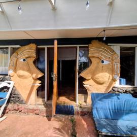Cabaña mística Reimiro frente al mar patio de esculturas Rapa Nui