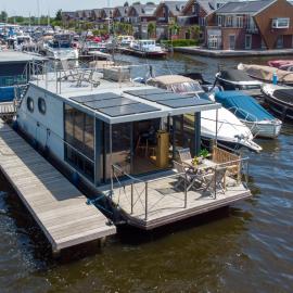 Tiny Houseboat De Woudaap - I、Uitgeestのホテル