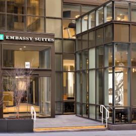 Newly Renovated Embassy Suites By Hilton New York Manhattan Times Square، فندق في نيويورك