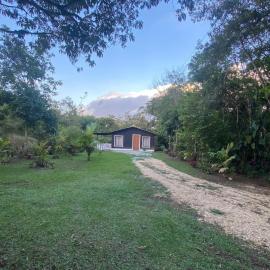 Cabañas el bosque verde, hotel in Agua Buena