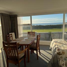 No 1 Beachfront Holiday Home, hotel in New Plymouth