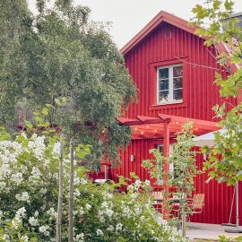 Red Farmhouse With Village Charm In Kåddis, khách sạn ở Umeå