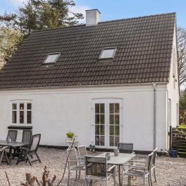 Bright and cozy house near forest and beach - space for 8, hotel u gradu 'Horbelöv'